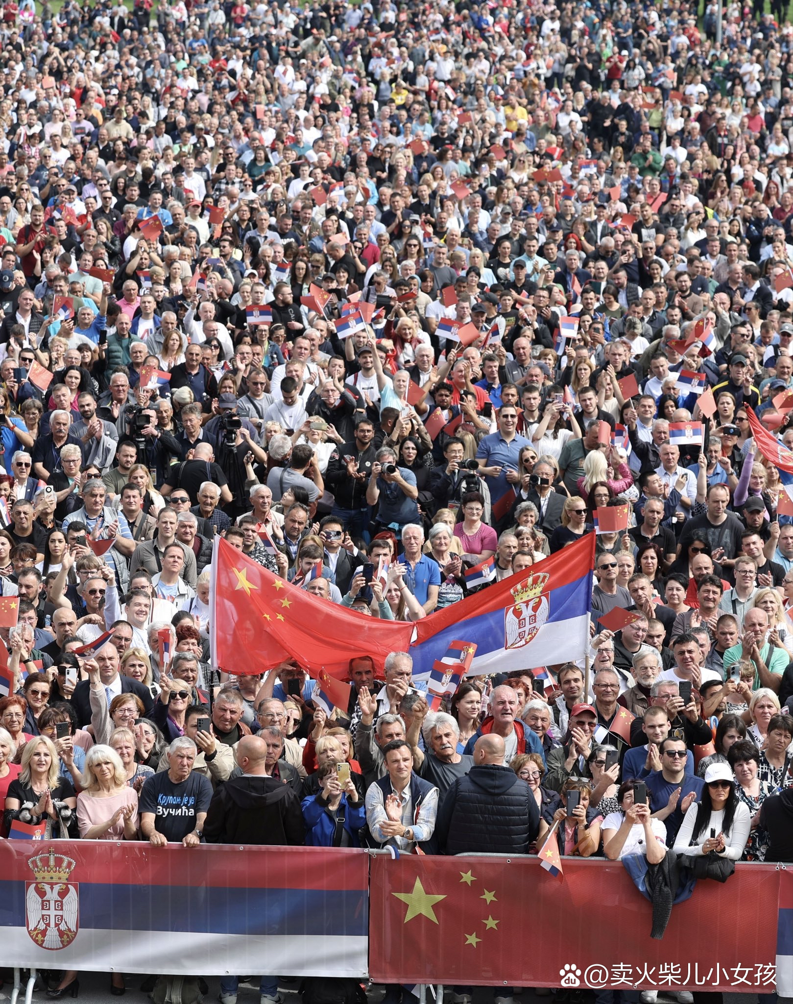 塞尔维亚国家队在比赛中获胜，塞尔维亚球员集体致意的简单介绍